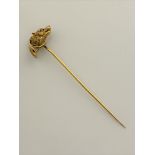 A 15ct gold fox hunting horn pin 6.1g.