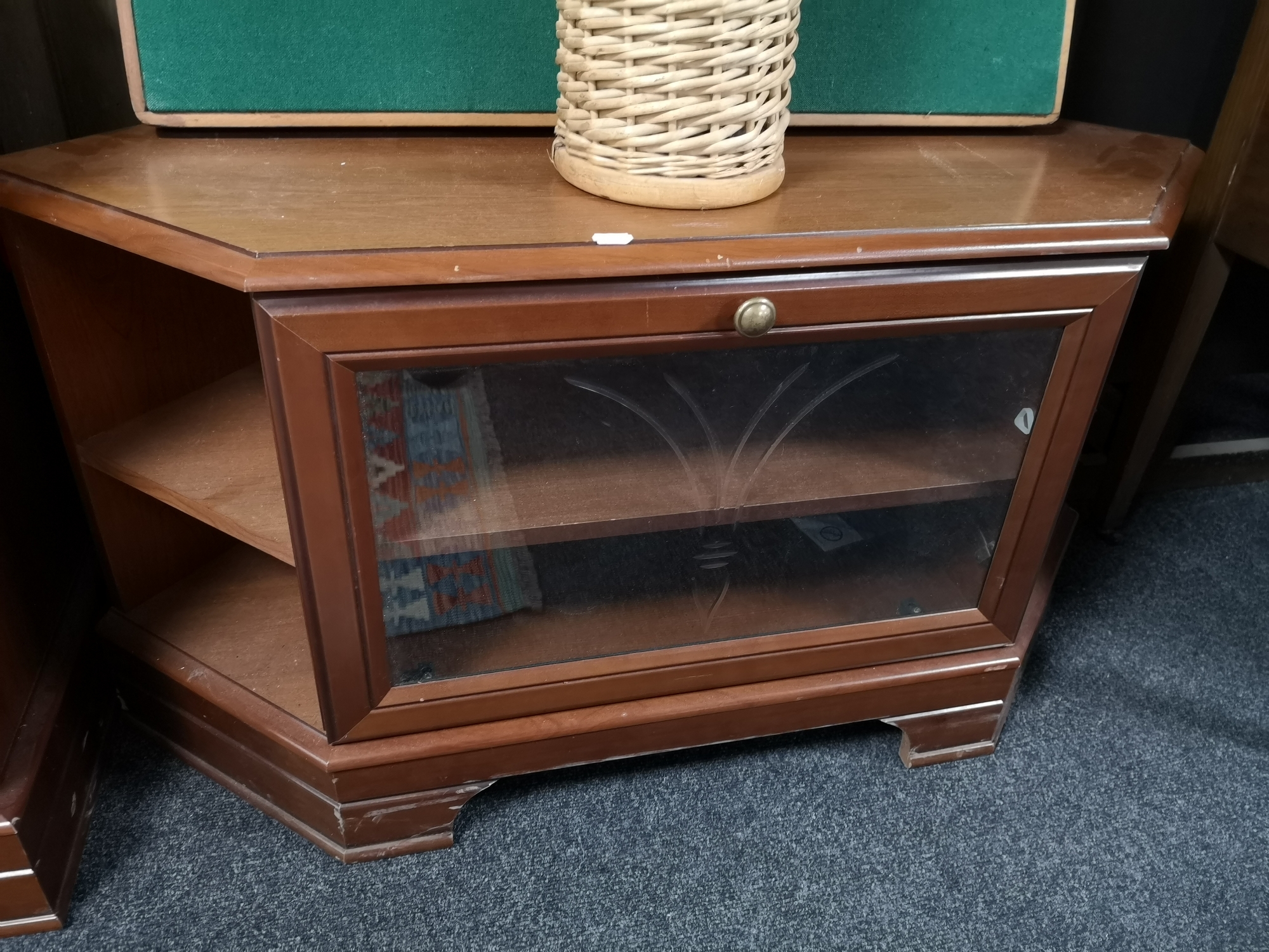 A contemporary corner TV stand with matching audio cabinet - Image 2 of 2