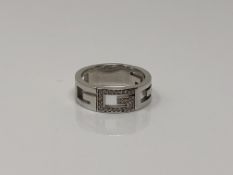 An 18ct white gold and diamond set Gucci ring