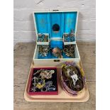 A tray of concertina jewellery box and a quantity of assorted costume jewellery