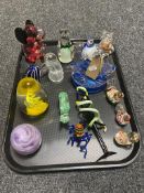 A tray of glass animal ornaments and paperweights
