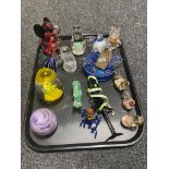 A tray of glass animal ornaments and paperweights