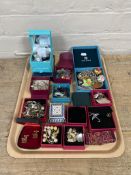 A tray of a quantity of assorted costume jewellery