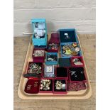 A tray of a quantity of assorted costume jewellery