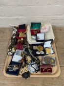 A tray of a quantity of assorted costume jewellery