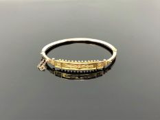 An antique 9ct gold hinged bangle CONDITION REPORT: 6.