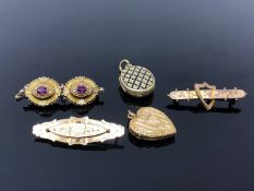 A group of Victorian pinchbeck jewellery comprising three brooches and two lockets (5)