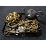 A tray of assorted brass ware, keys, horse brasses, goblets on tray,