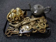 A tray of assorted brass ware, keys, horse brasses, goblets on tray,