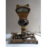 A set of vintage grocers scales (Af)