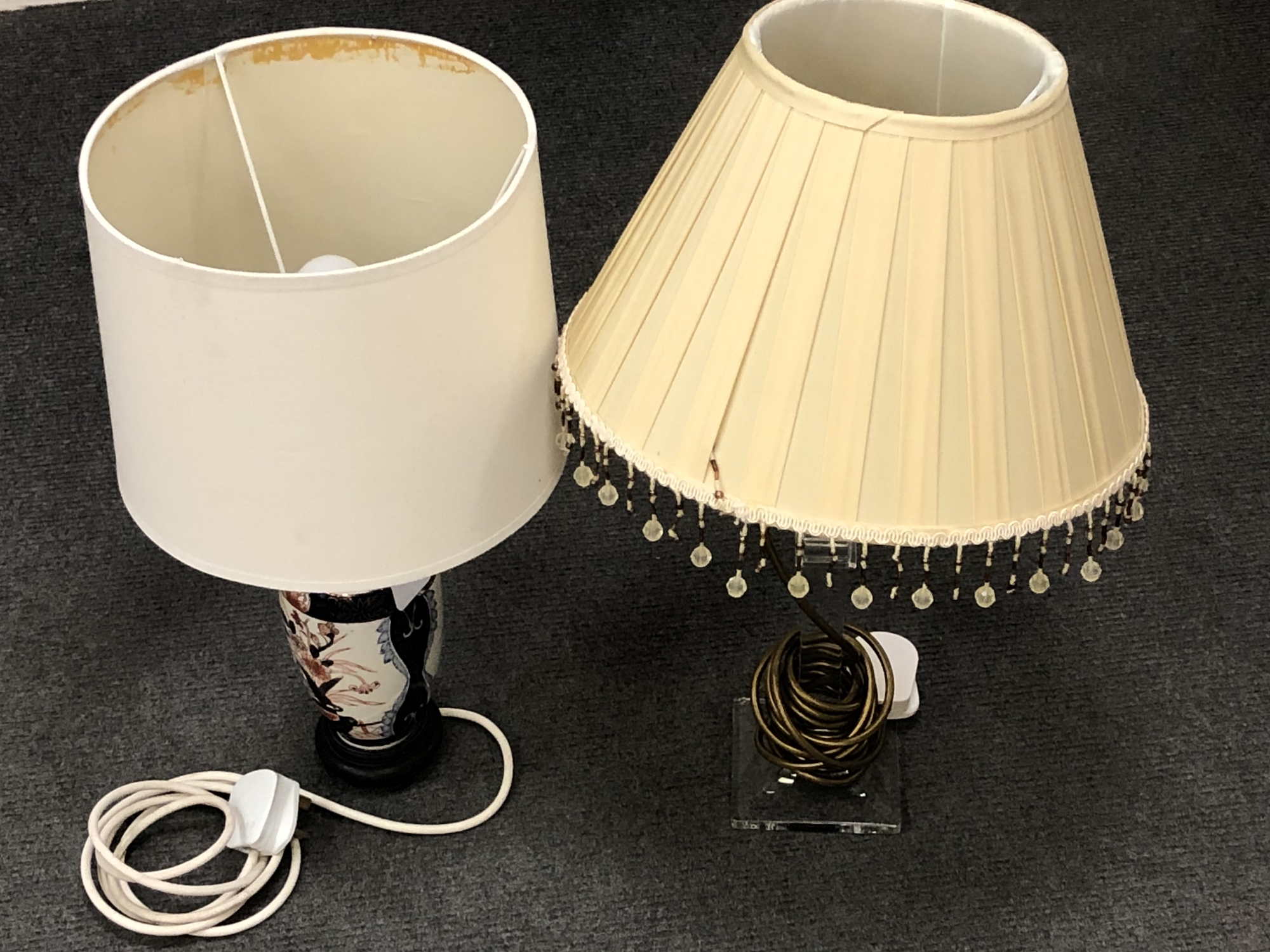 A Japanese Imari porcelain table lamp and a glass table lamp (2)