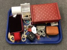 A tray of a large quantity of costume jewellery