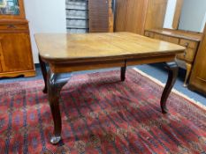 An early twentieth century extending dining table