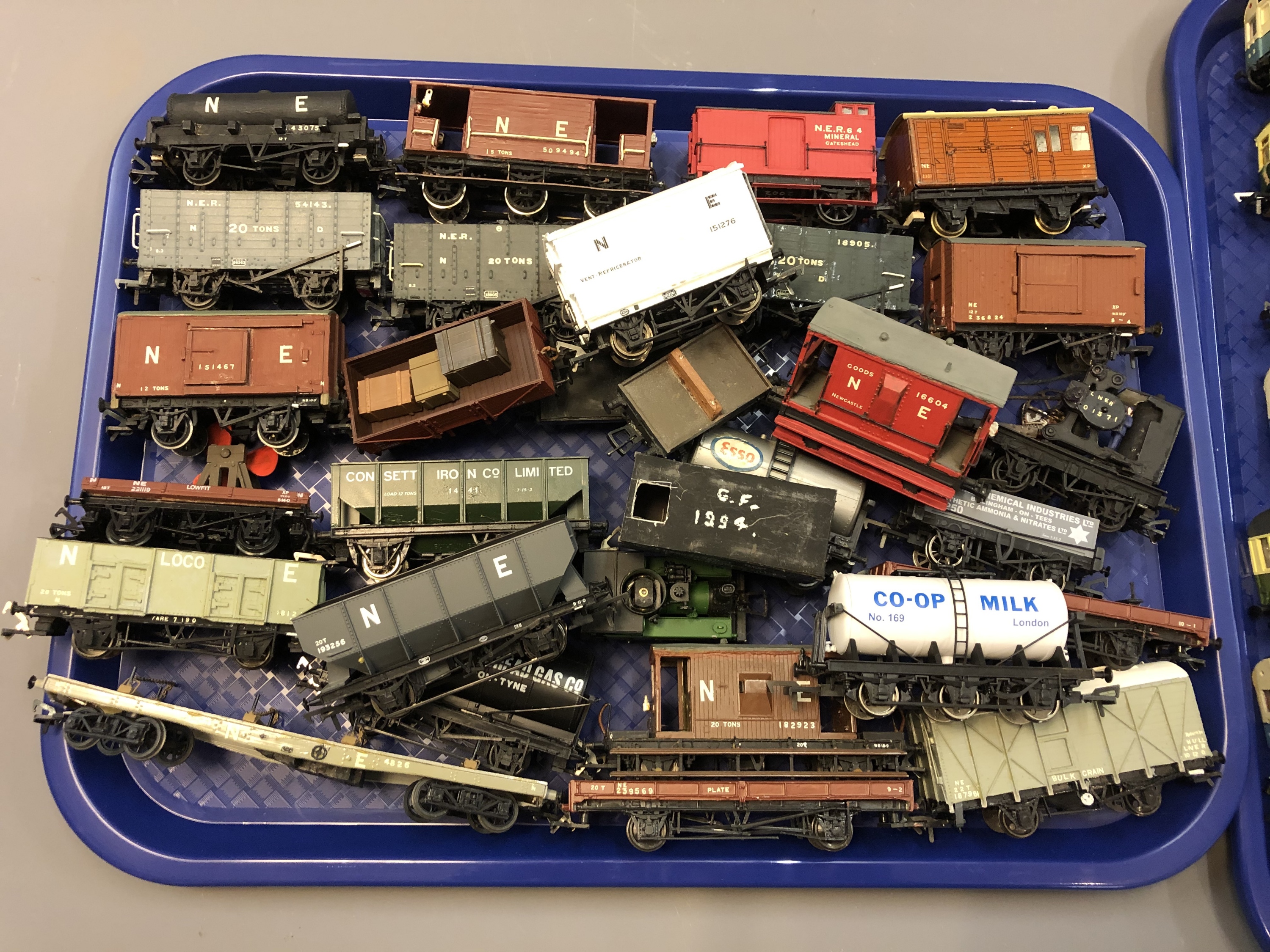 A collection of rolling stock including Tenshodo carriages, unbranded die cast rolling stock etc. - Image 2 of 3