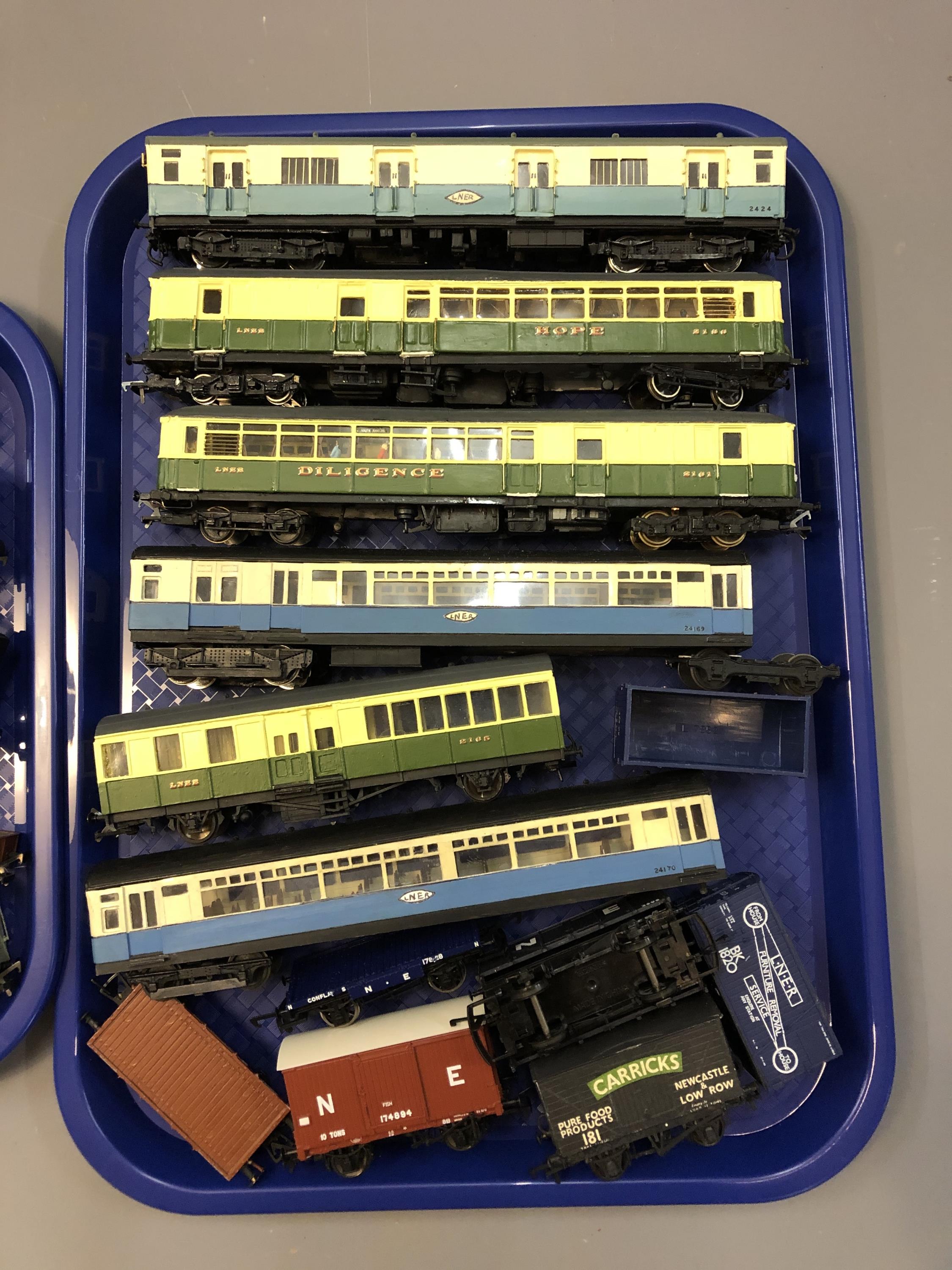 A collection of rolling stock including Tenshodo carriages, unbranded die cast rolling stock etc. - Image 3 of 3