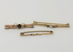 Three gold brooches, 4.6g.