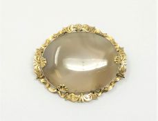 A yellow gold agate brooch / pendant