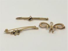 Three gold brooches, 4.9g.