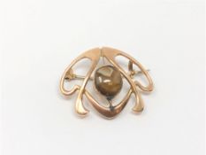 An Art Nouveau yellow gold brooch