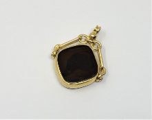 An antique 18ct gold agate fob, Chester 1908.