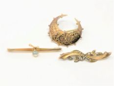 Three antique gold brooches, 6.8g.