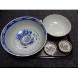 A tray of oriental wares, Chinese bowls,