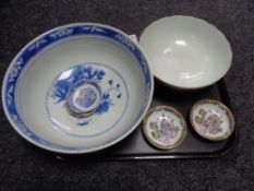 A tray of oriental wares, Chinese bowls,