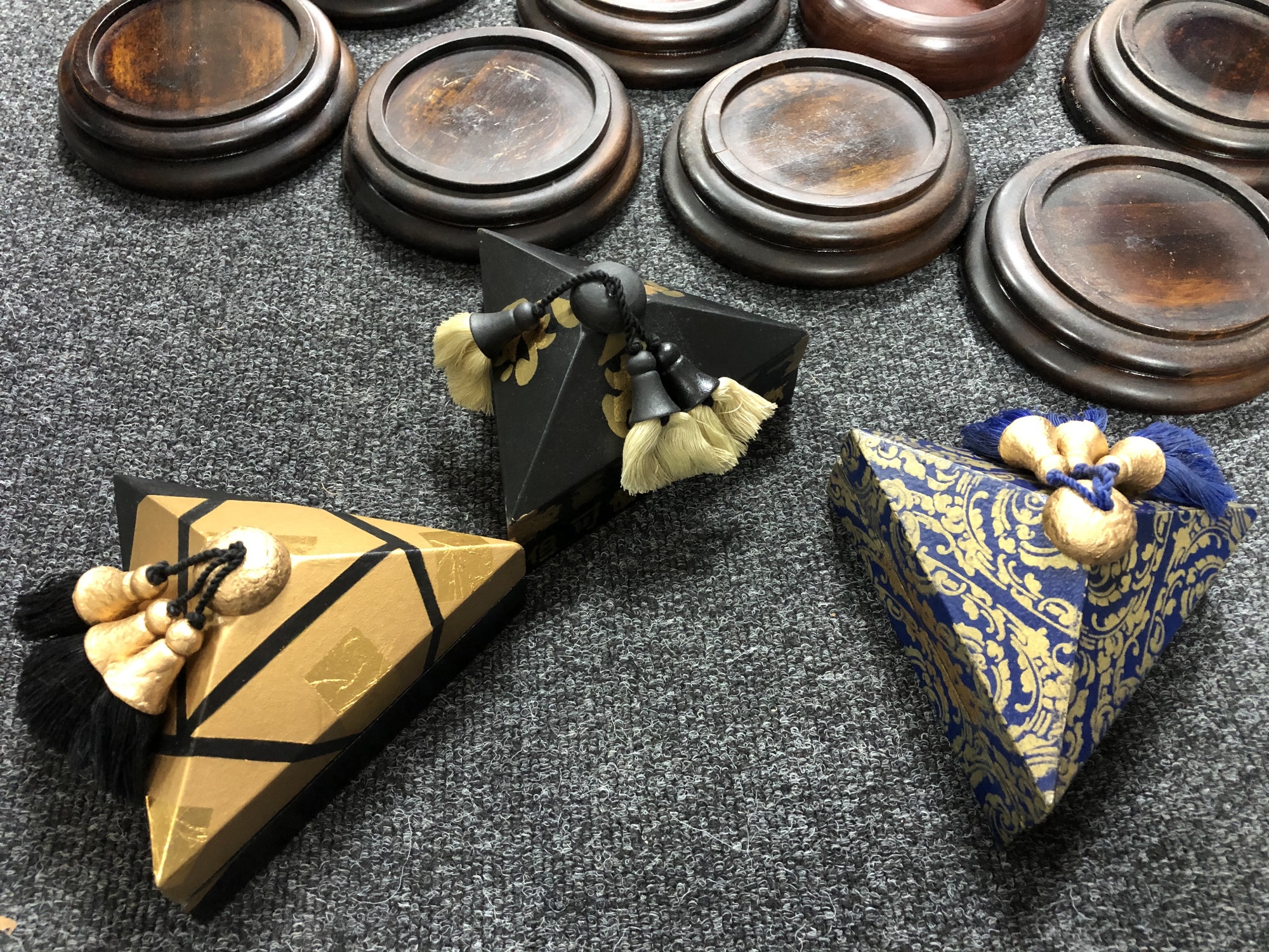 A box of wooden stands and lidded bowls, lidded jewellery box, - Image 3 of 5