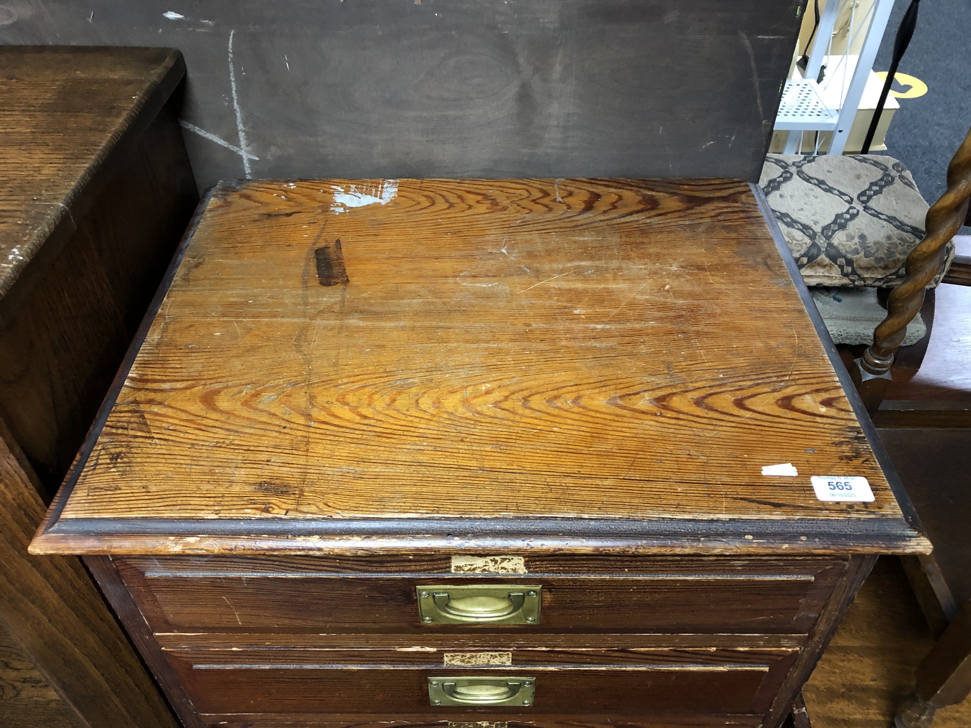 An Edwardian pine four drawer chest with brass drop handles - Image 2 of 4