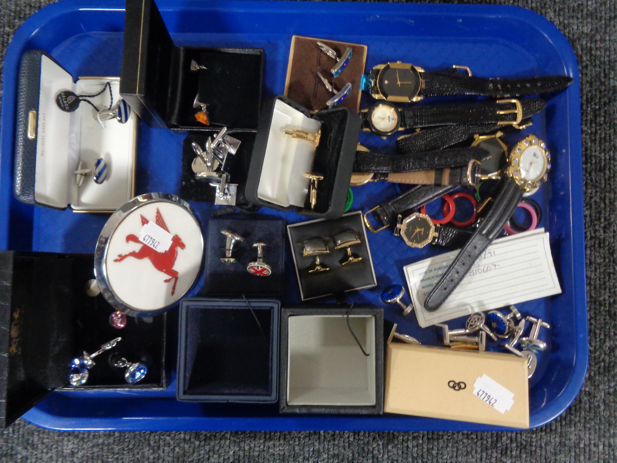 A tray of assorted gent's cuff links including Links of London, G.L.