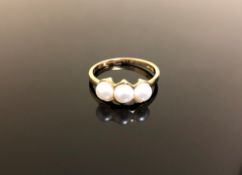 A 14ct gold three pearl ring,