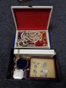 A tray of jewellery box, costume jewellery, beaded necklaces, lotus pearls,