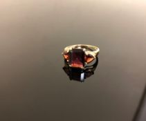 A 14ct gold garnet ring, size M.