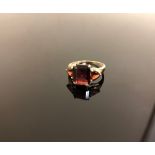 A 14ct gold garnet ring, size M.