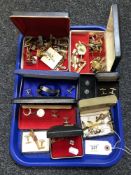 A tray of assorted Gent's cufflinks,