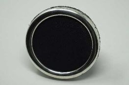 A heavy gauge round silver photograph frame by William Comyns, London 1900., diameter 12 cm.
