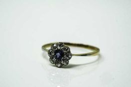 An antique 18ct good diamond and sapphire 'daisy' ring, size R.