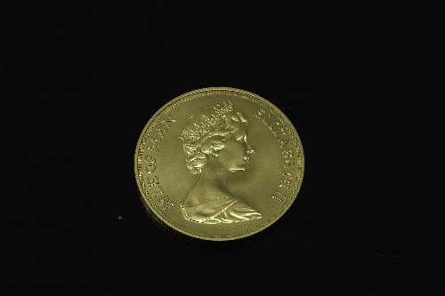A £5 gold coin - Isle of Man 1973, 40.3g. - Image 2 of 2