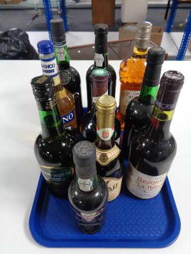 A tray of ten bottles of alcohol, Cockburns Port, Club Royal Pale Cream,