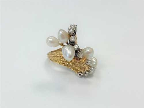 An 18ct gold pearl and diamond abstract ring,