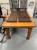 An Edwardian oak dining table. Dimensions unextended 140 cm x 105 cm, extended 206 cm x 105 cm.