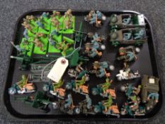 A tray of twentieth century Britains soldiers, field cannons,