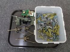 A tray of plastic soldiers, Brittains Landrover,