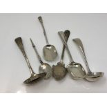 Assorted silver cutlery (6) CONDITION REPORT: 157.