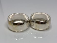 A pair of silver napkin rings, Birmingham marks CONDITION REPORT: 32.