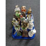 A tray of assorted plastic and china figures of soldiers