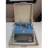 An Underwood 21 typewriter in case