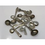 Thirteen various silver salt/mustard spoons (13) CONDITION REPORT: 78g