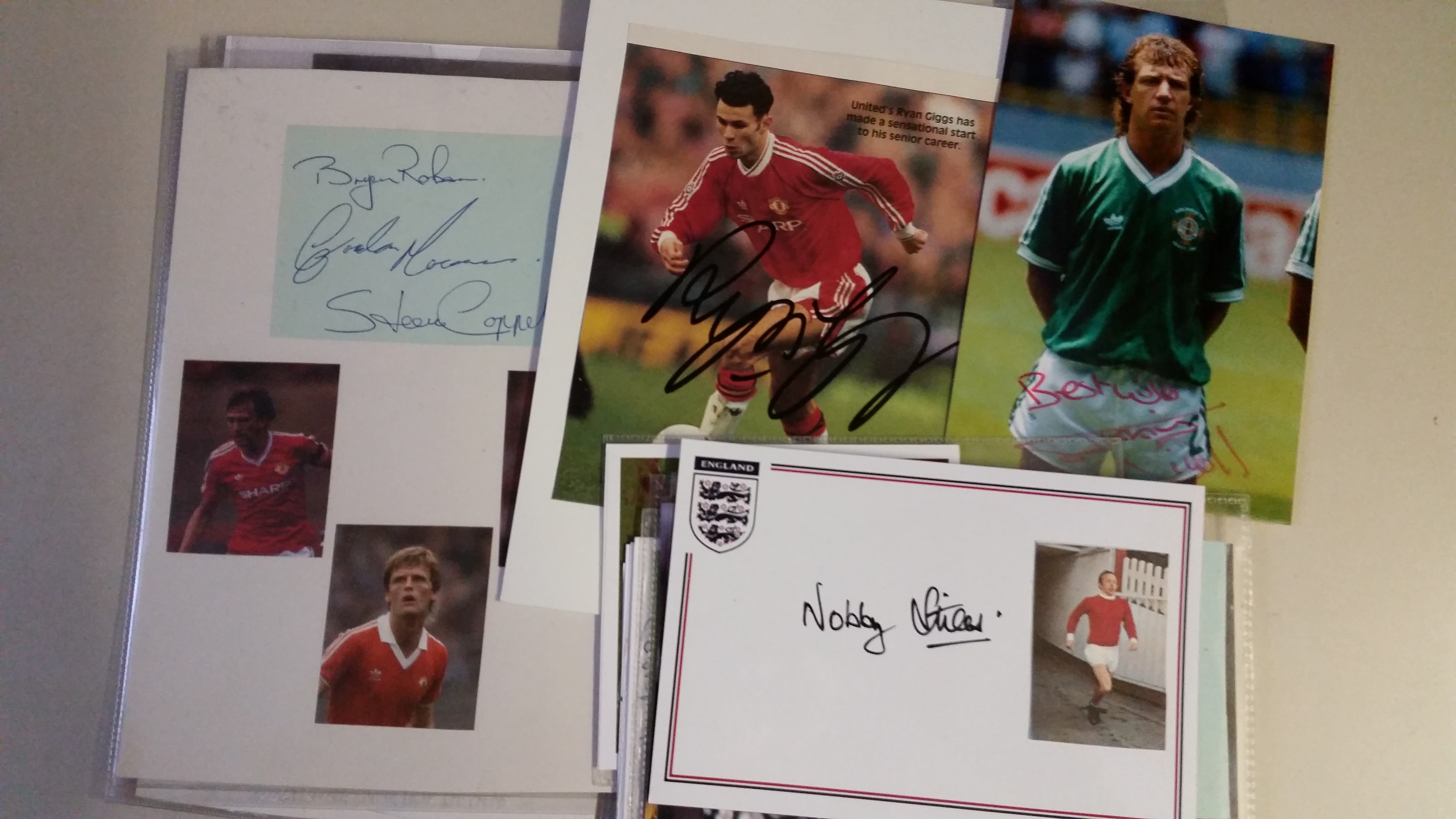 FOOTBALL, Manchester United, signed promotional cards, t/cs etc., inc. David Beckham, John Carey,