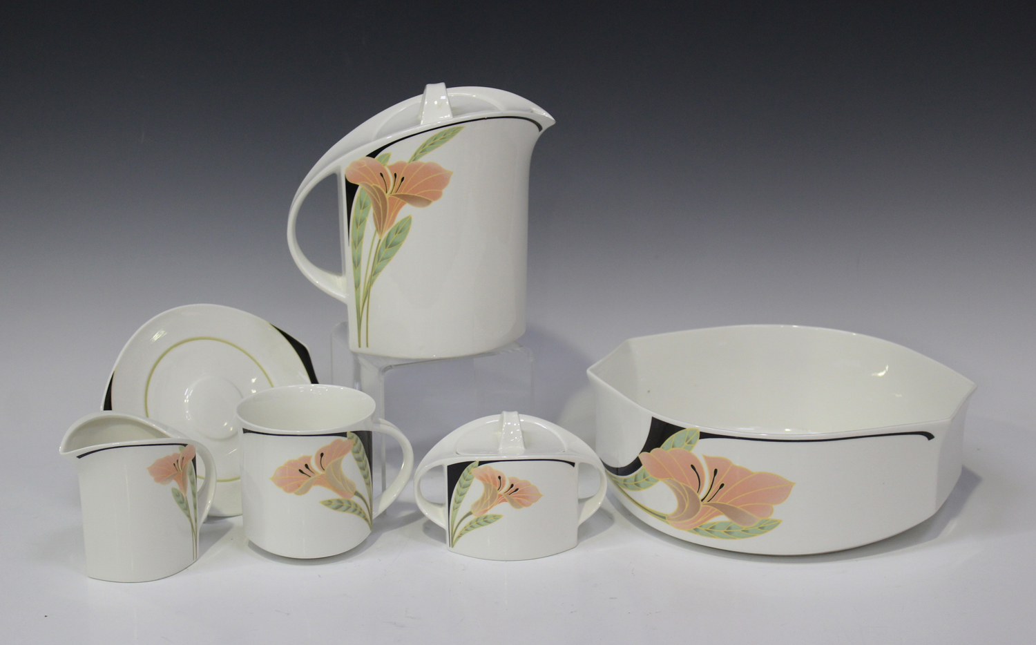 A Villeroy & Boch Iris pattern part service, comprising two graduated platters, two serving bowls,